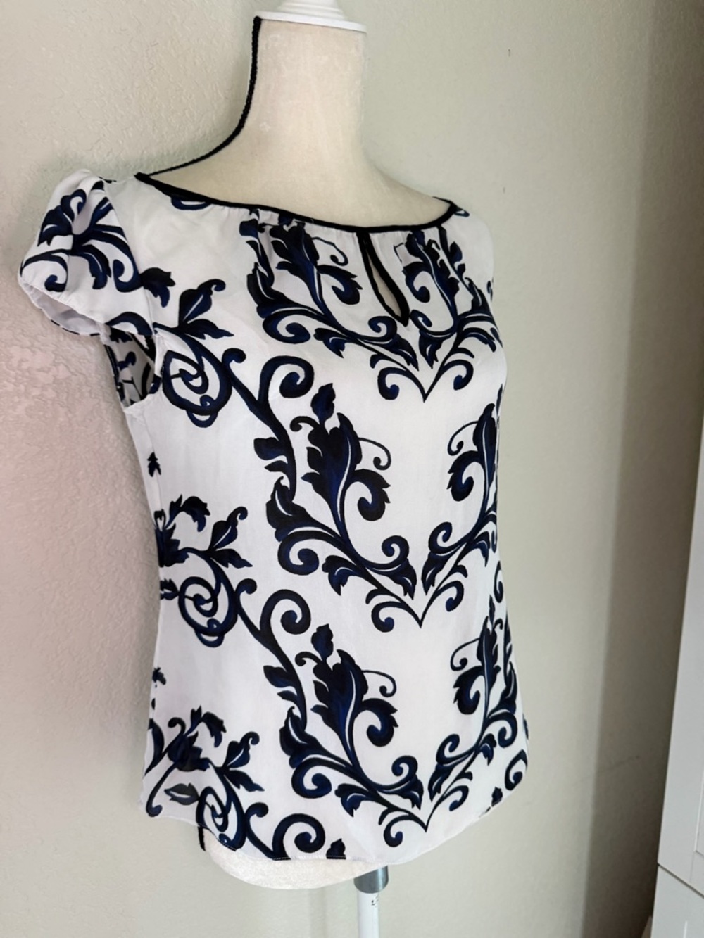 White House Black Market Silk Top, Size 8 - Picture 3 of 16